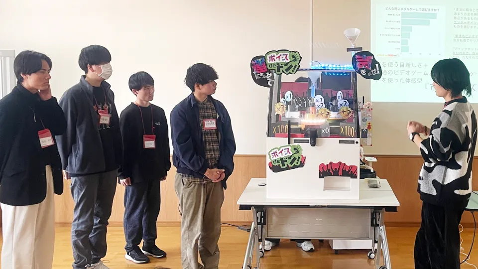 バンダイナムコ アミューズメントラボの先輩社員と産学連携プロジェクトに参加した学生たち