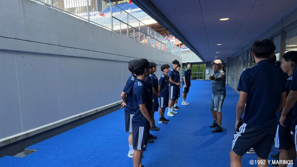 ボールクルー業務に向けた説明を受けるサッカーコースの学生たち