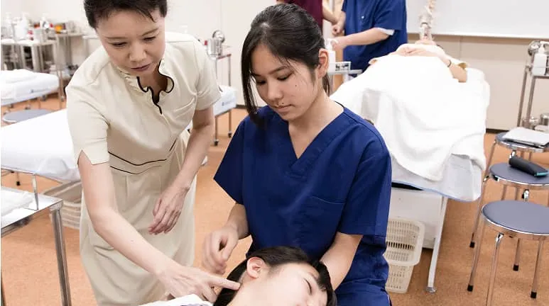 学生が顔鍼を学んでいる様子