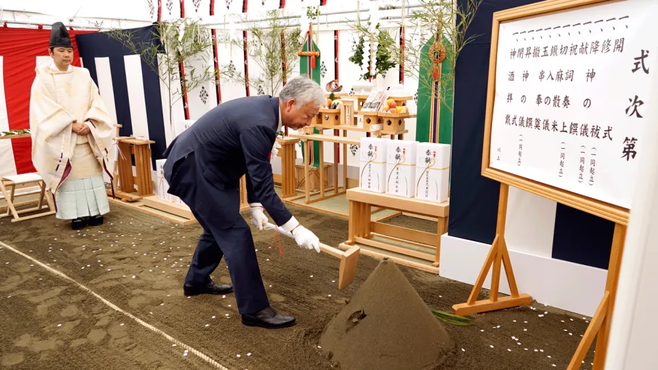 鍬入れの儀を行う千葉理事長