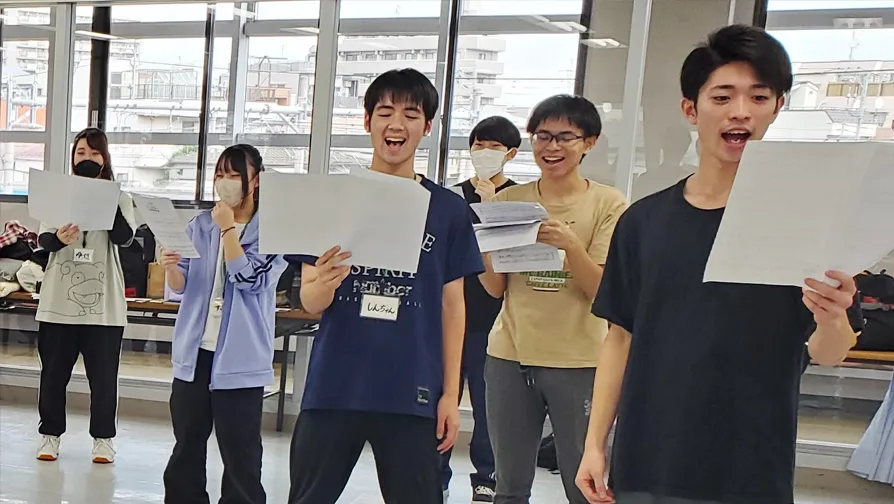 プロ声優から直接指導を受け朗読劇を体験する学生たち