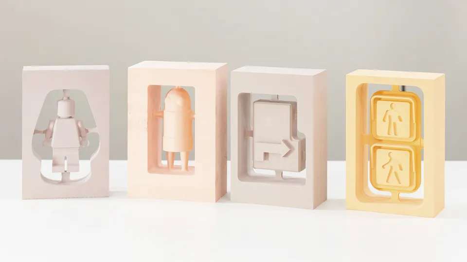机に並べられた4つのシリコンで作られた型取り