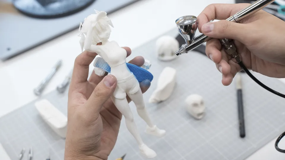 形となったフィギュアにエアブラシで彩色