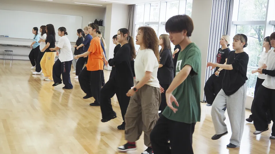 MIHO BROWN先生を中心にダンスレッスンをする学生たち