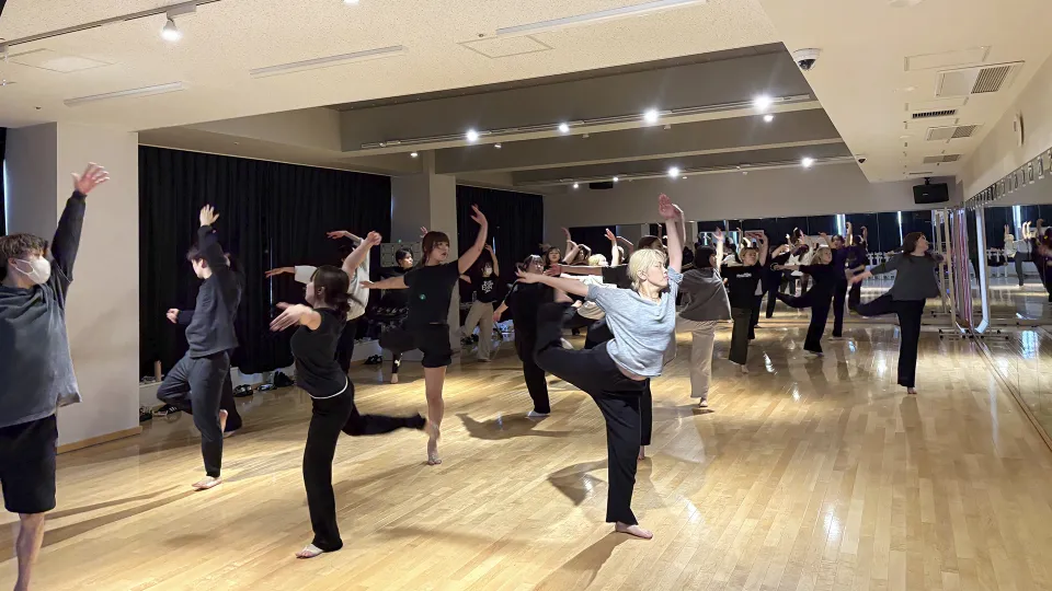 スタジオでダンスレッスンをする学生たち
