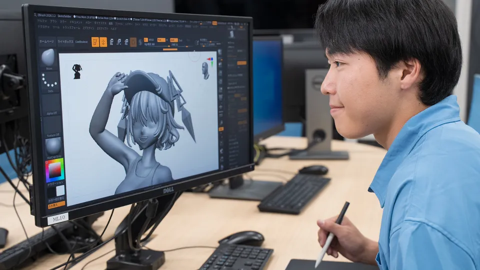 パソコンでフィギュアのモデリング作業を知る学生