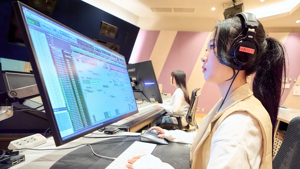 靴を使って足音を収音する学生