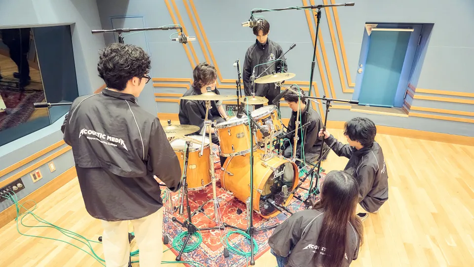 ドラムのセッティング練習をする6人の学生