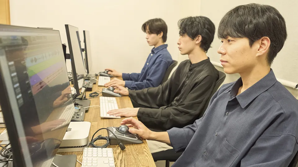 モニターを見ながらPro Tools実習を行う学生たち