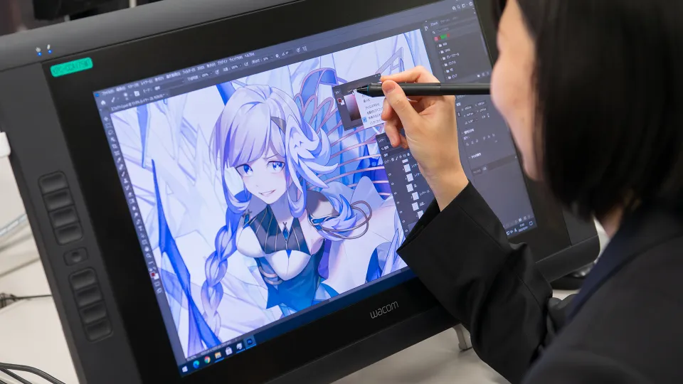 ペンタブレットで絵を描く学生
