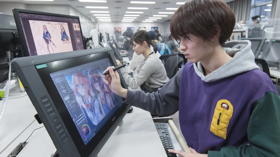 ペンタブレットでキャラクターを描く学生