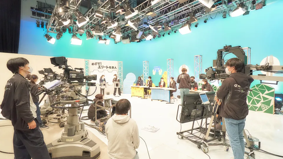 テレビ現場のようなセットで撮影を学ぶ学生たち
