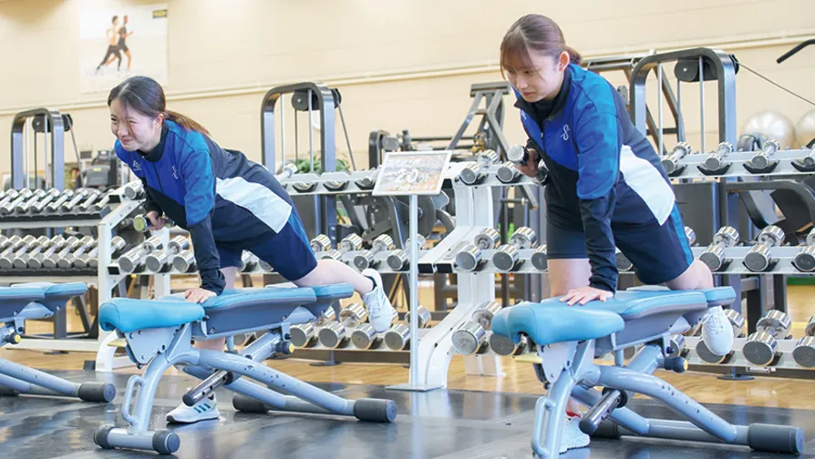機材の使い方を学ぶスポーツトレーナー科学生