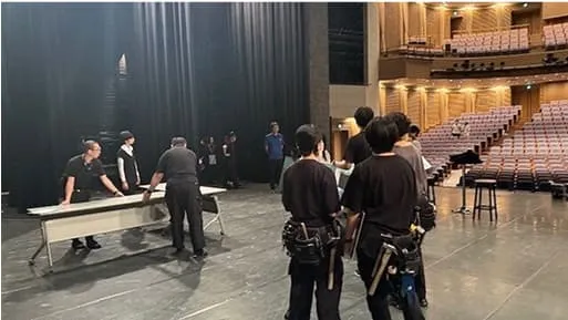 学生たちがステージの準備をしている様子