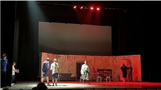 ステージ上でリハーサルをしている学生たち