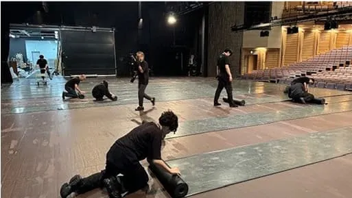 学生たちが撤収作業をしている様子