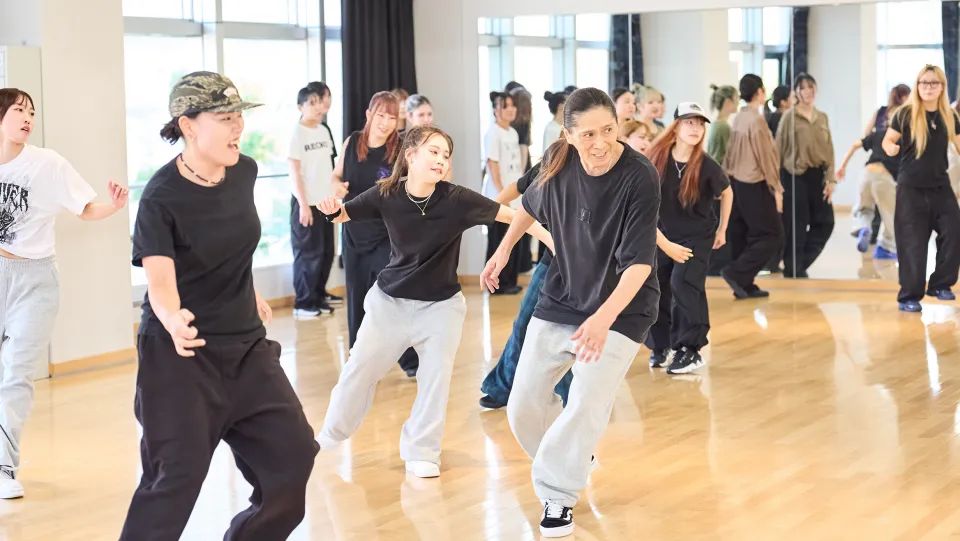 SAM先生を中心にダンスレッスンをする学生たち