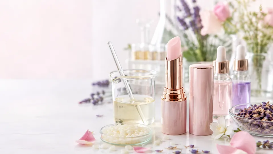 リップスティックと美容液、ラベンダーの花を配置したコスメティック製品写真