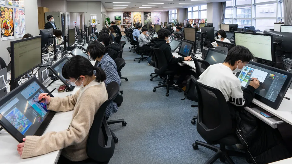 液晶タブレットを使って作品を制作する学生たち