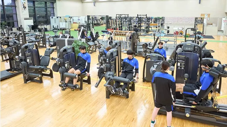 ウエイトマシンで運動をしている学生たち
