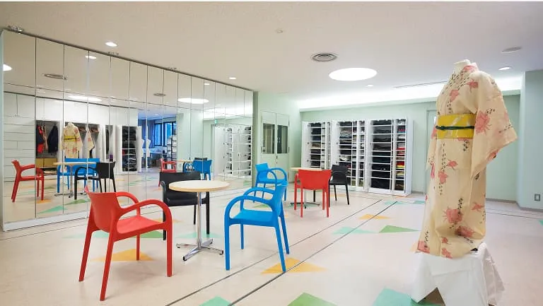 全面鏡張りになっている衣裳部屋の様子