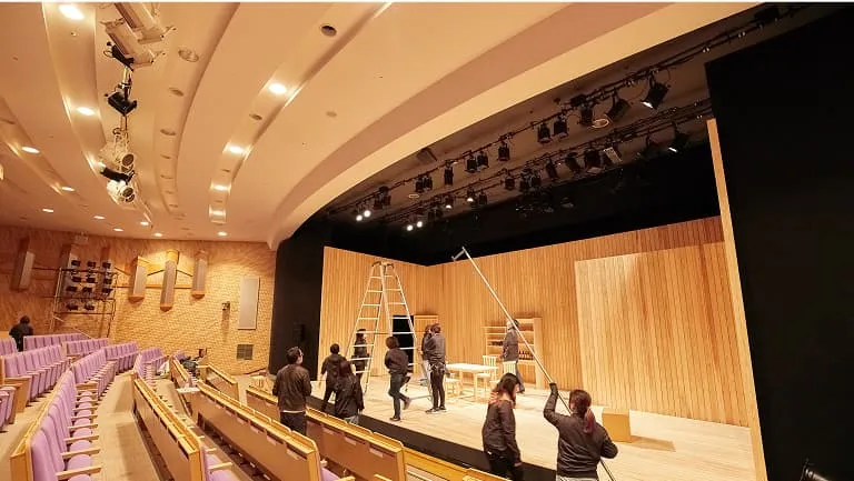 片柳記念ホールのステージと客席の様子