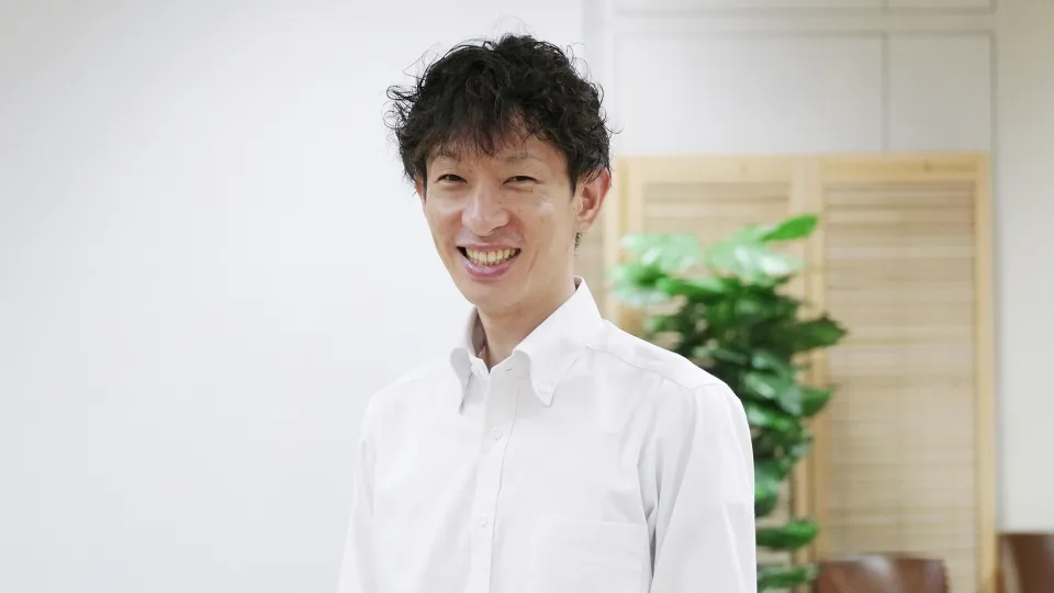 笑顔でこちらを見る太田 晶先生
