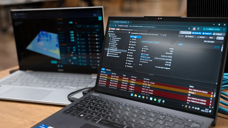 仮想環境ソフトが画面に表示された2台のノートPC