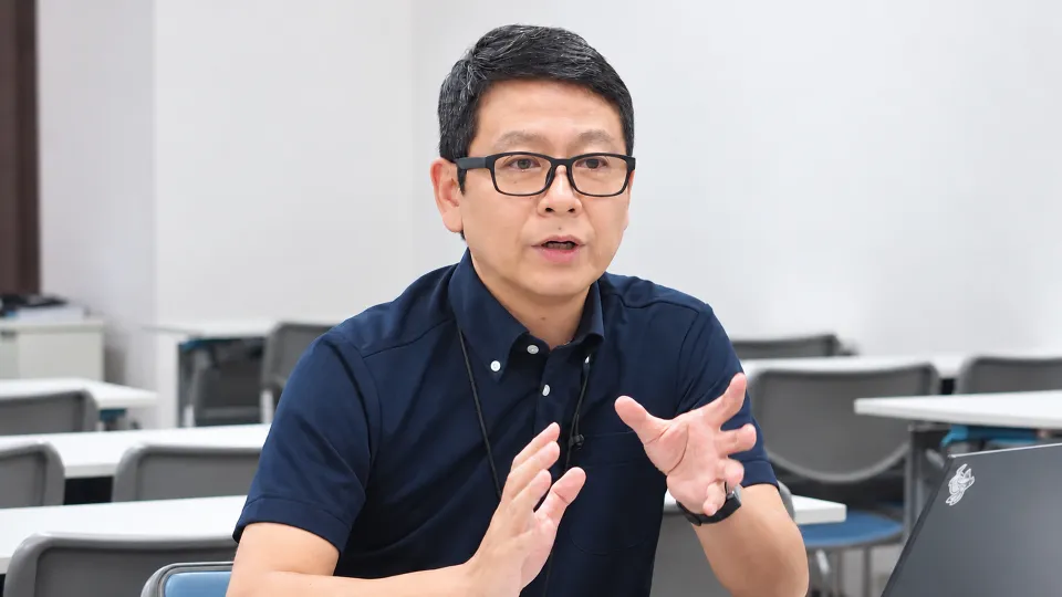 手振り身振りを交えてお話される西山睦先生