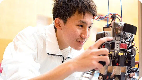 学生が制作したロボットと向き合っている様子