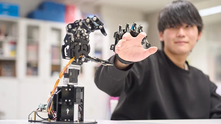 学生の動きに合わせてロボットを操作している様子