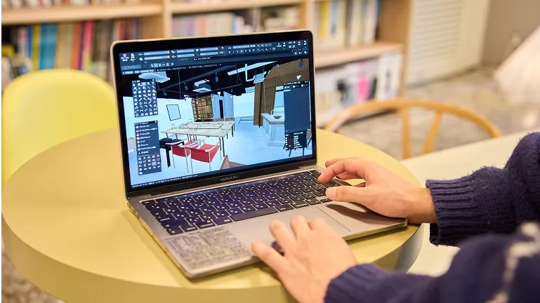 パソコンで店舗の内装をデザインしている様子