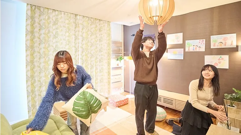 学生たちが家具の配置を考えている様子