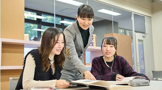 講師から指導を受けている学生たちの様子