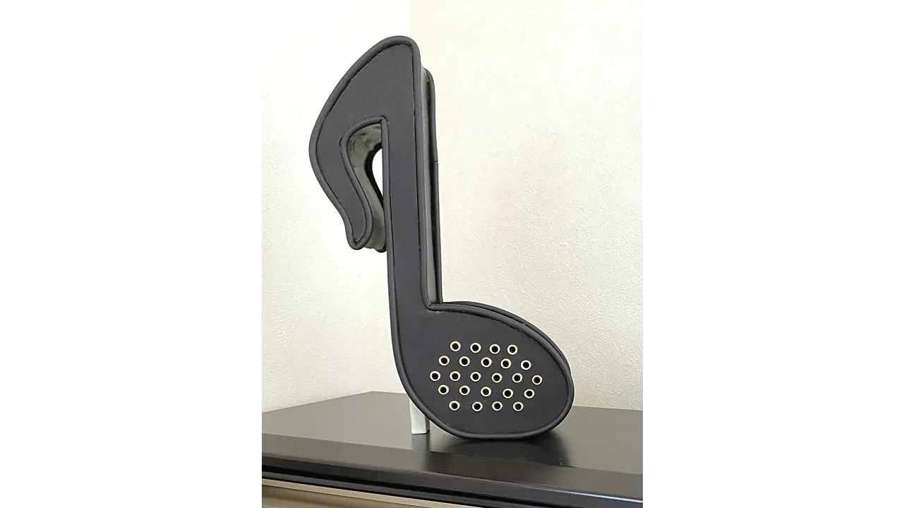 革でできた音符の中にBluetoothスピーカーが内蔵している作品