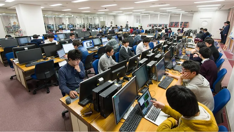 学生たちが広々としたゲーム制作スタジオで作業をしている様子