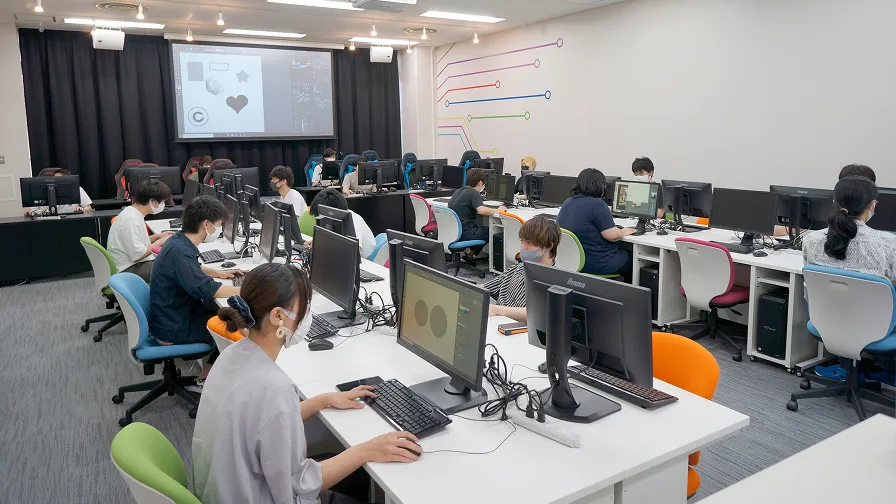 学生たちがゲーム研究・開発ルームでパソコン操作をしている様子