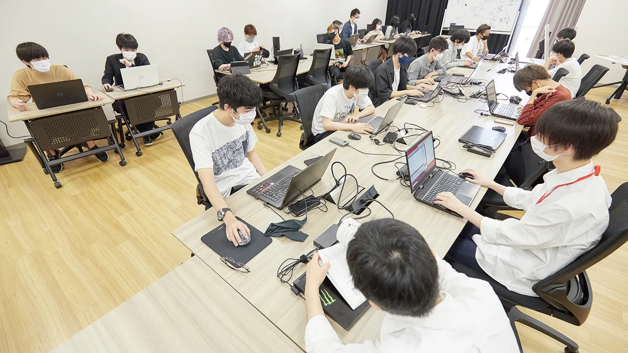 ゲームプロジェクトルームでパソコン操作をしている学生たち