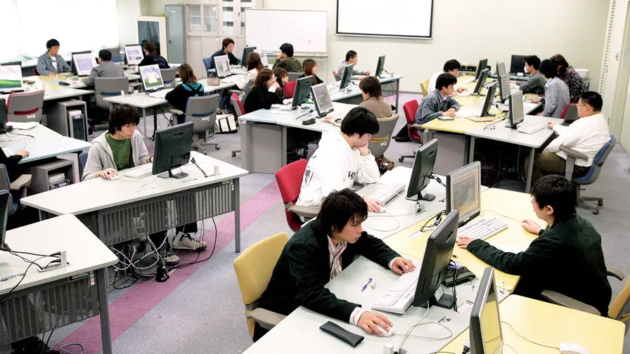 学生たちがゲーム制作スタジオでパソコン作業をしている様子