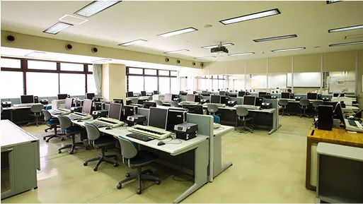 パソコン、キーボード、ヘッドホンなどの機材が完備された音楽実習室