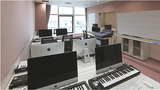 パソコン、キーボードなどの機材が完備された音楽実習室