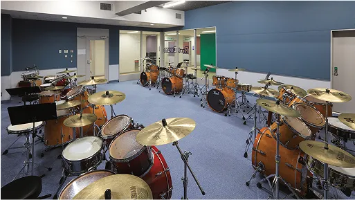 複数のドラムセットが設置された実践的な学習環境