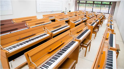 電子ピアノが多数設置された音楽実習室