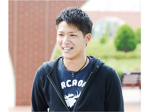 屋外で笑顔で話す山内 悠槙さん