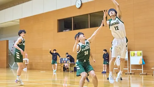 バスケットボールをしている学生たち