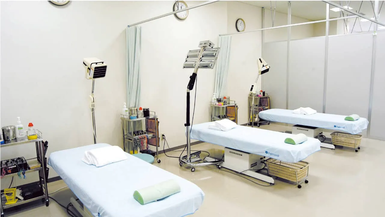 3台の施術ベッドが並んでいる附属治療院