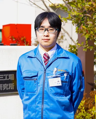 手を後ろに組んで立っている春日 勇祐さん