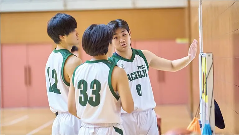 ホワイトボードを前にチームディスカッションする生徒たち