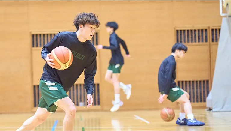 ドリブルなどの練習をする生徒たち