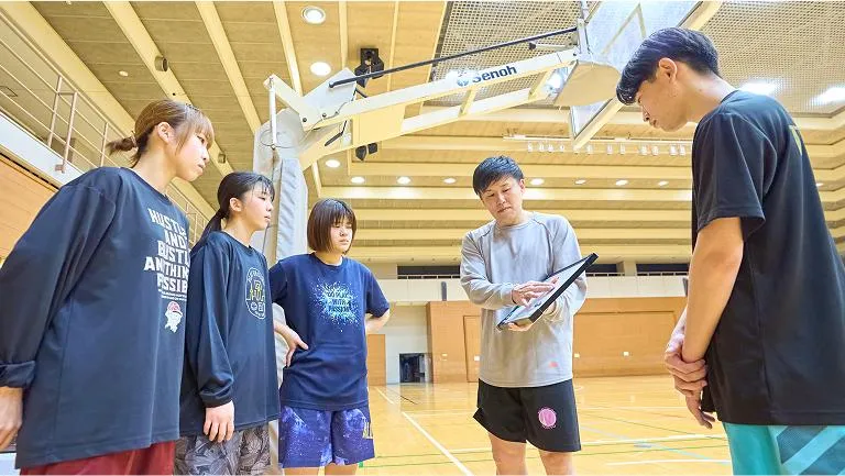 コーチに指導を受ける生徒たち